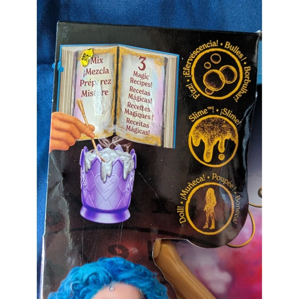 Disney Descendants Mattel‎ Rise of Red Sorcerer's Cookbook Chloe Charming Doll - Picture 3 of 7